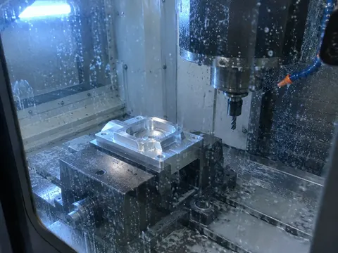 見本の素材写真：機械の中の部品