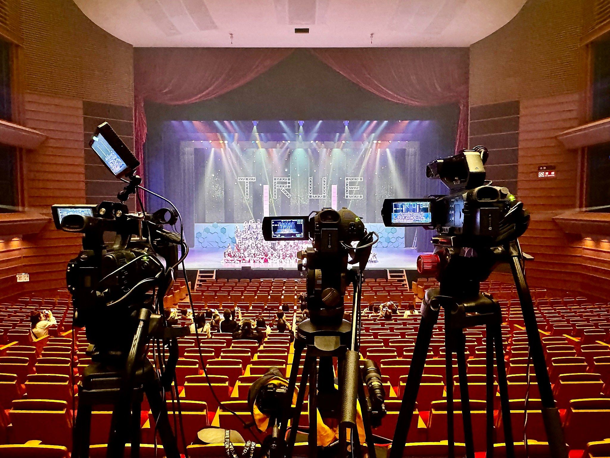 大阪のダンス発表会をホール後方から複数カメラで撮影しているマルチカメラ収録の様子