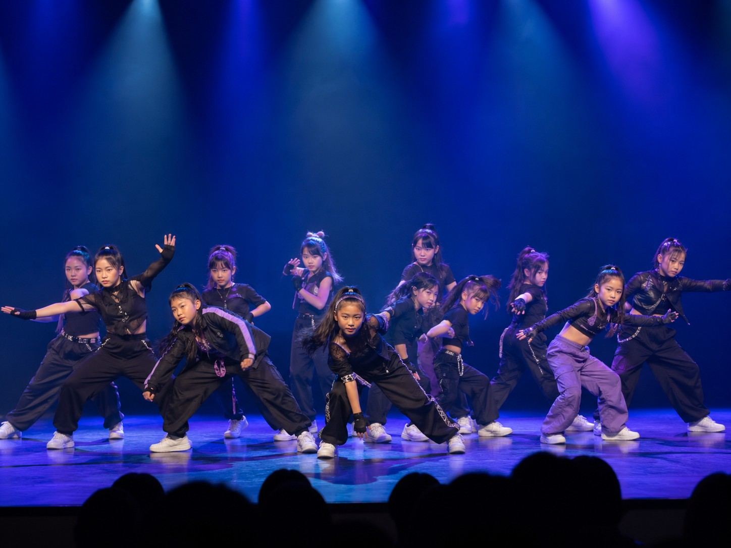 昼夜2公演のダンス発表会で演目ごとに良い映像を残すイメージ