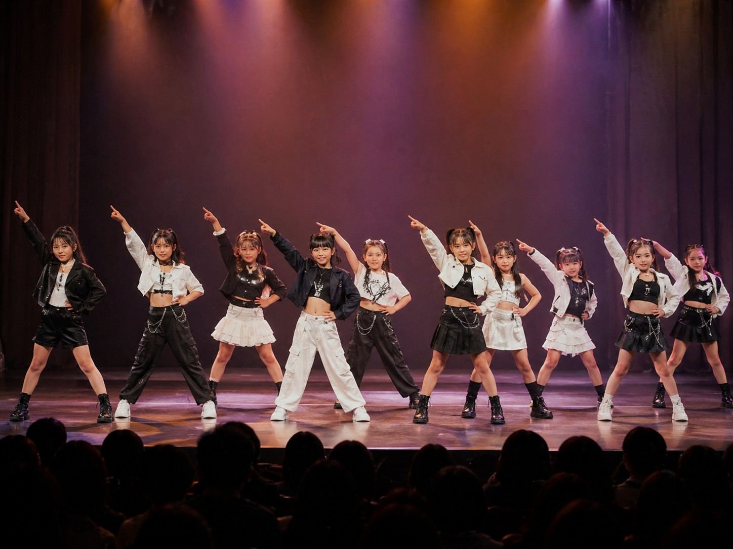 東京のダンス発表会でステージ全体を照明ごと撮影するイメージ